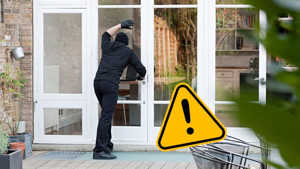 Attention à cette erreur que beaucoup font avant de partir : les squatteurs la connaissent par cœur 