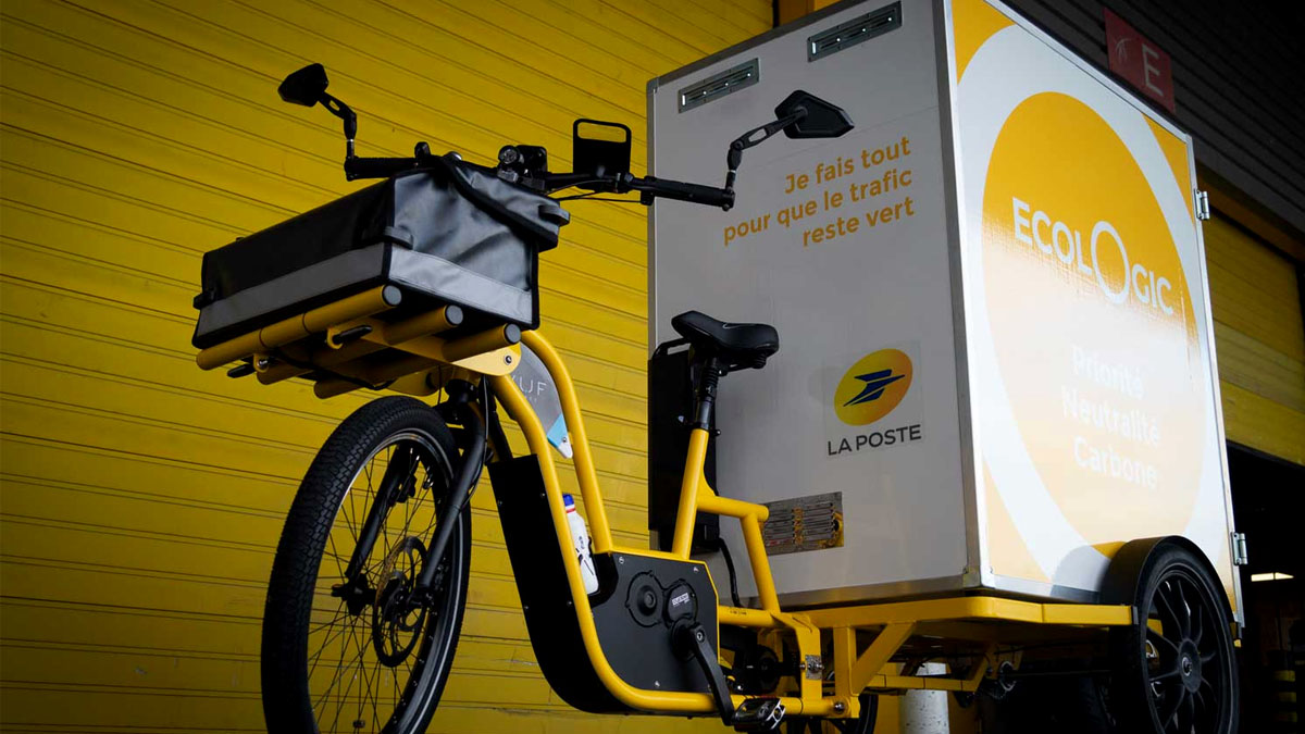 La Poste propose ses vélos électriques de facteur reconditionnés à petit prix : découvrez où les acheter