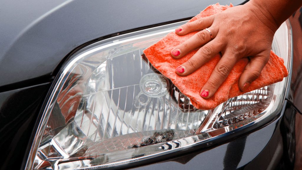Cette astuce oubliée des grands-mères redonne vie aux phares de voiture