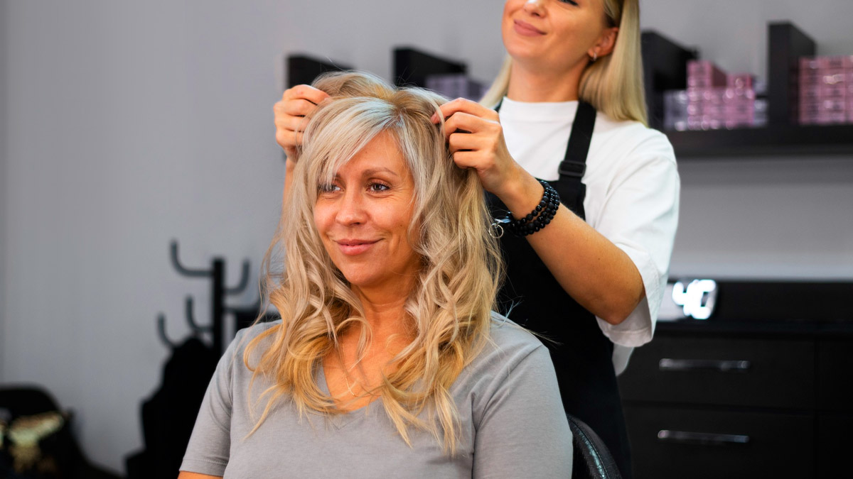 Après 50 ans, cette astuce de coiffeuse vous aide à choisir la couleur de cheveux idéale