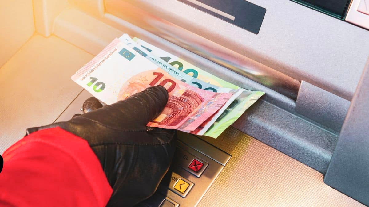 « Je retire de l’argent à l’étranger sans payer un centime de frais » : voici comment faire