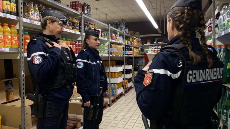 La gendarmerie alerte sur cette nouvelle arnaque redoutable aux cartes bancaires dans les supermarchés et explique comment l’éviter