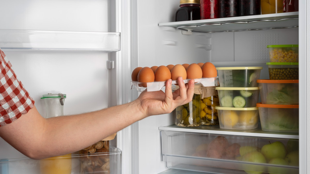 Ni dans la boîte ni à l’extérieur du frigo : la bonne méthode pour conserver vos œufs au réfrigérateur