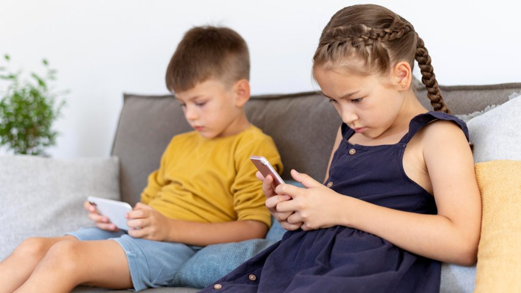 Ni interdiction totale, ni confiance aveugle : les meilleurs conseils d’un psychologue pour offrir un smartphone à votre enfant