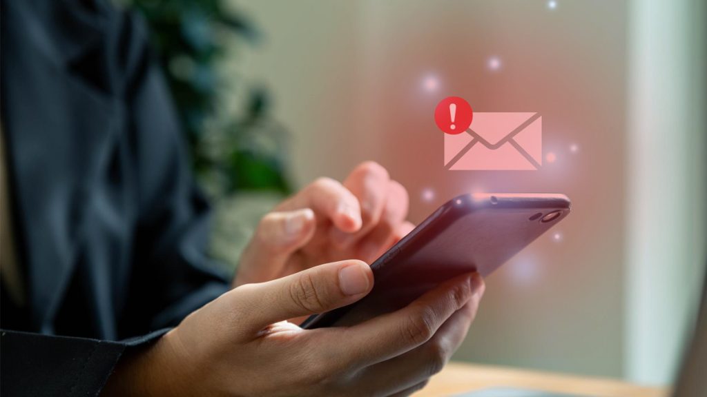 Prenez garde ! Ce SMS Agirc-Arrco peut vous coûter cher, ne répondez surtout pas …