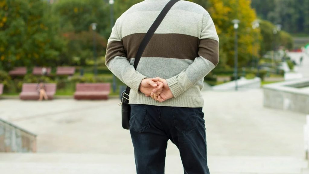Psychologie : que révèle le fait de marcher les mains dans le dos ?