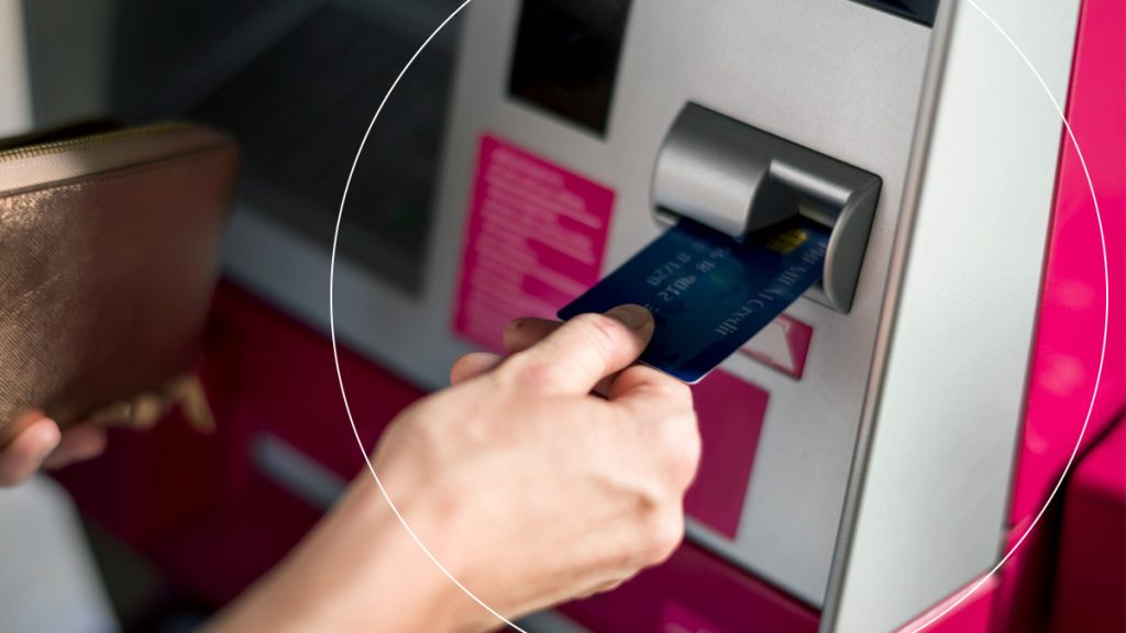« Regardez bien avant de glisser votre CB » : l’alerte sécurité que tout le monde oublie au distributeur