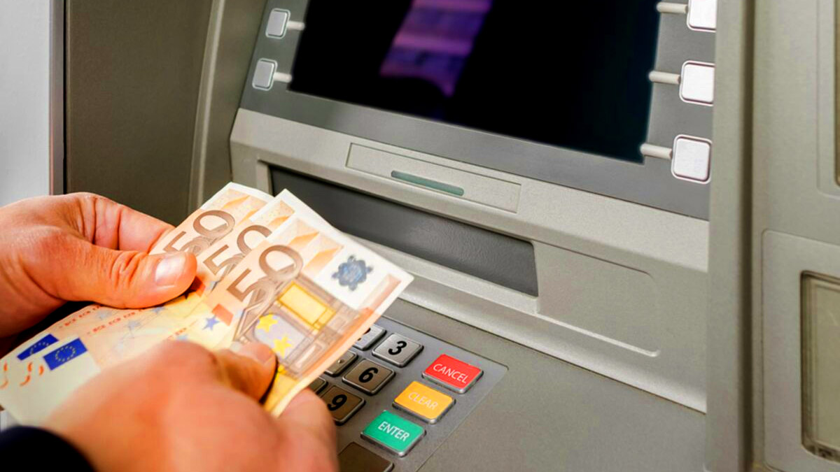 « Retraits bloqués, virements impossibles » : la grosse panique pour des millions de clients de cette banque