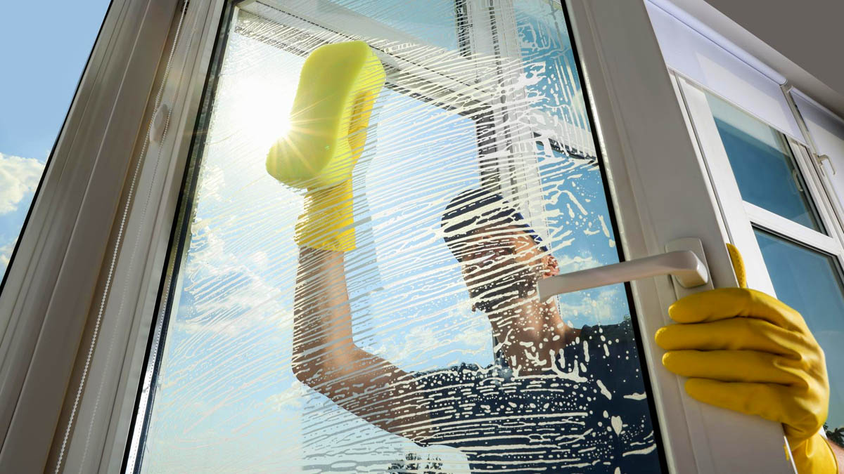 Vitres pleines de traces ? Les pros révèlent la mauvaise habitude à éviter lors du nettoyage