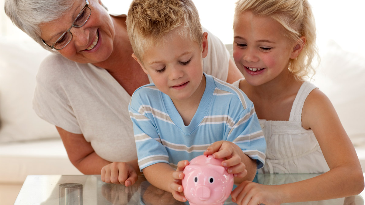 Grands-parents : fin des virements d’argent vers les comptes de vos petits-enfants, les nouvelles règles des banques