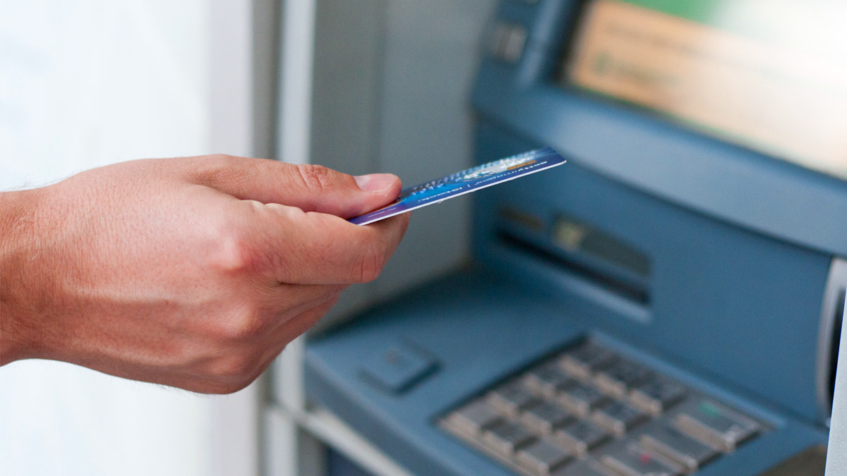 Ce geste simple, mais indispensable, avant d’insérer votre carte bancaire peut vous éviter une catastrophe