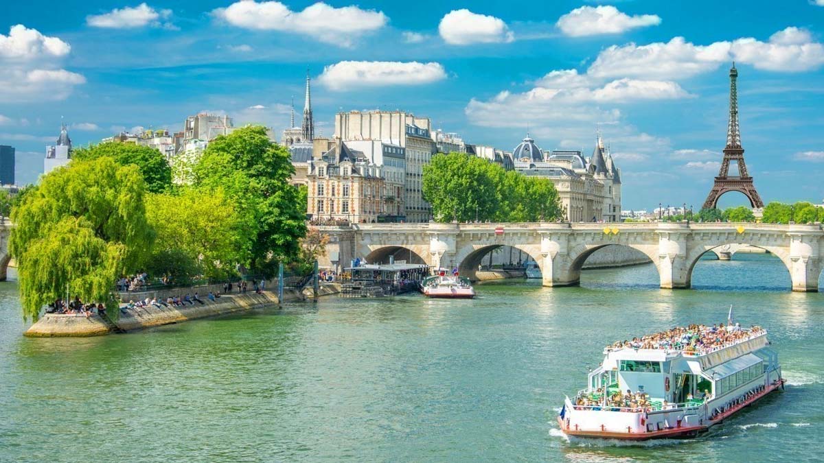 Cet été, dites adieu au métro : découvrez Paris autrement avec le Pass Navigo et ses traversées en bateau !