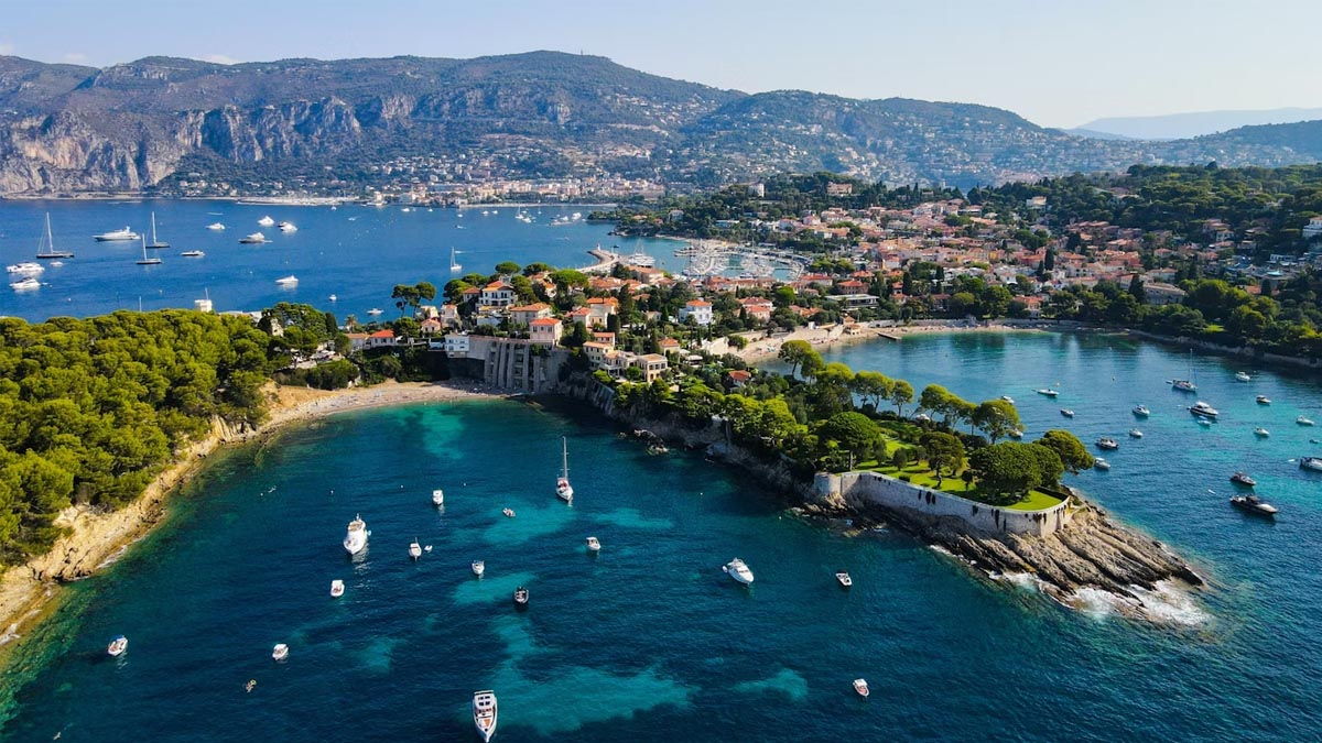 Cette ville est la star méconnue de la Côte d’Azur, avec ses hôtels chics, ses boutiques stylées et son charme intemporel