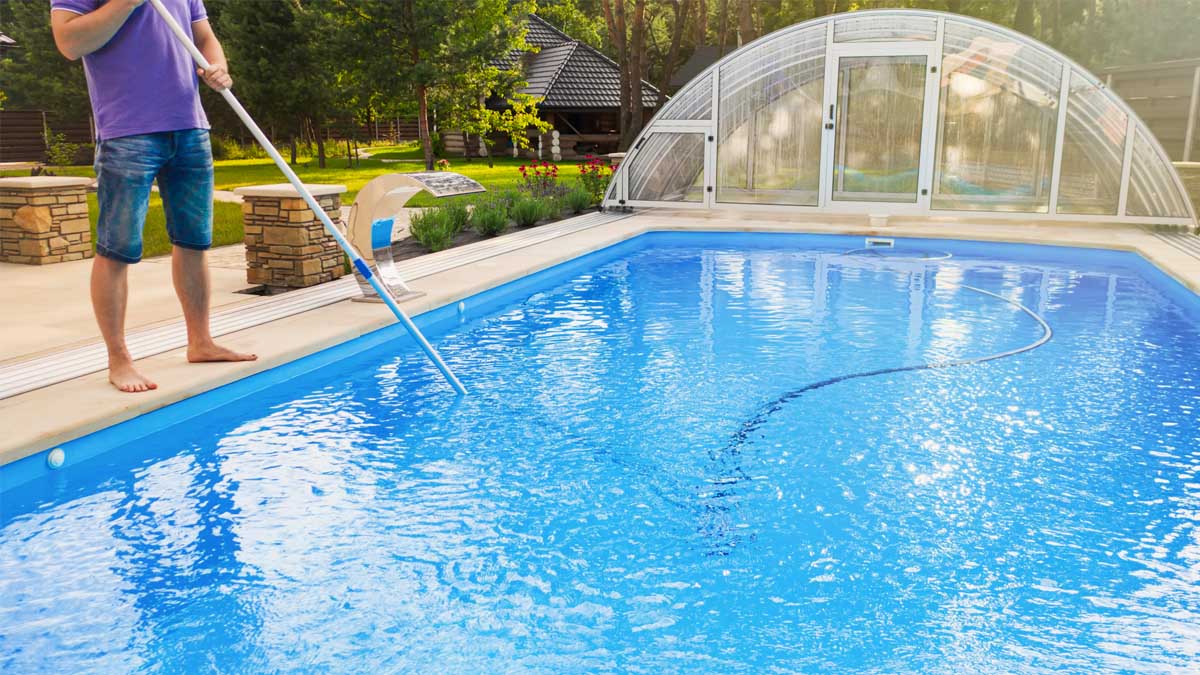 « Depuis que j’utilise cette astuce de jardinier, ma piscine reste limpide, l’eau ne verdit plus »