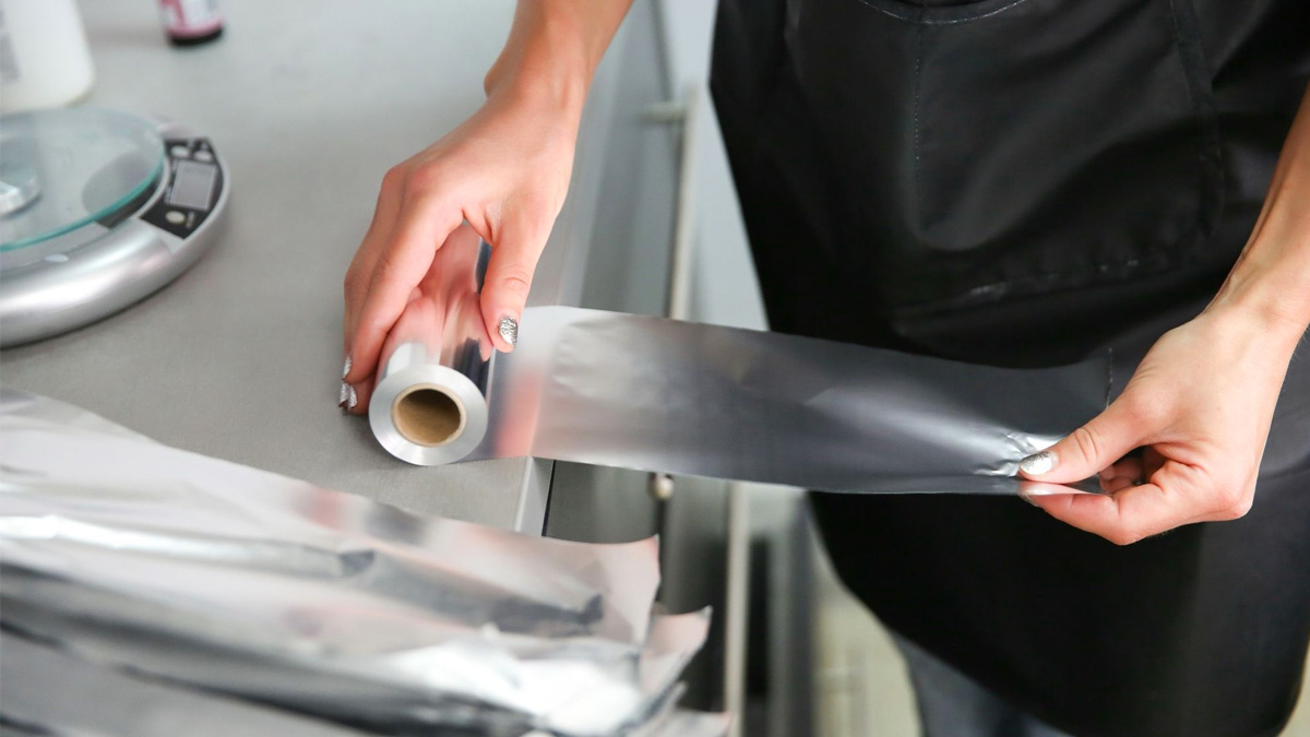 Du papier aluminium dans le congélateur : l’astuce simple que tout le monde devrait connaître