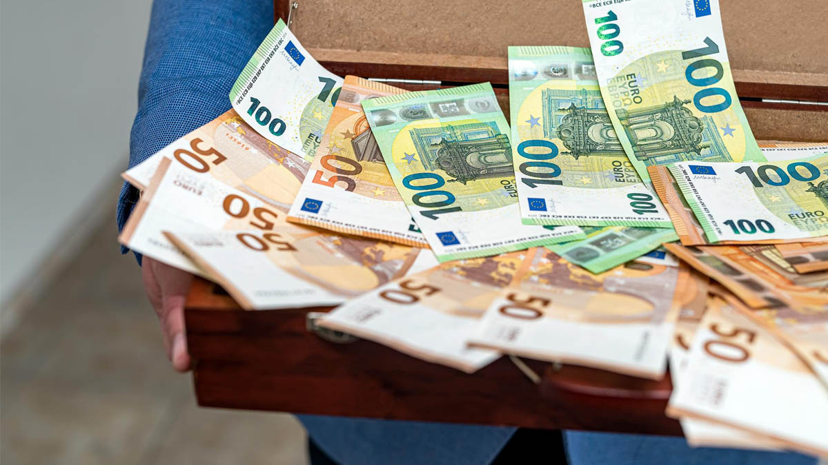 Il trouve une grosse somme d’argent en pleine rue…et la remet au commissariat