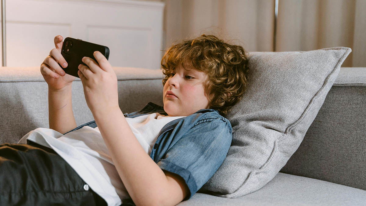 Ni 12 ni 15 ans : l’âge recommandé par les experts pour offrir un téléphone à son enfant