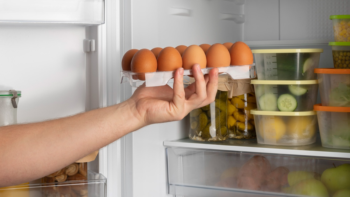 Ni dans la boîte, ni à l’air libre : voici la méthode idéale pour conserver vos œufs au frigo