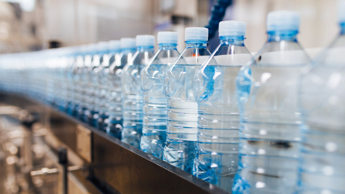Toutes les bouteilles d’eau contiennent du microplastique sauf cette marque…