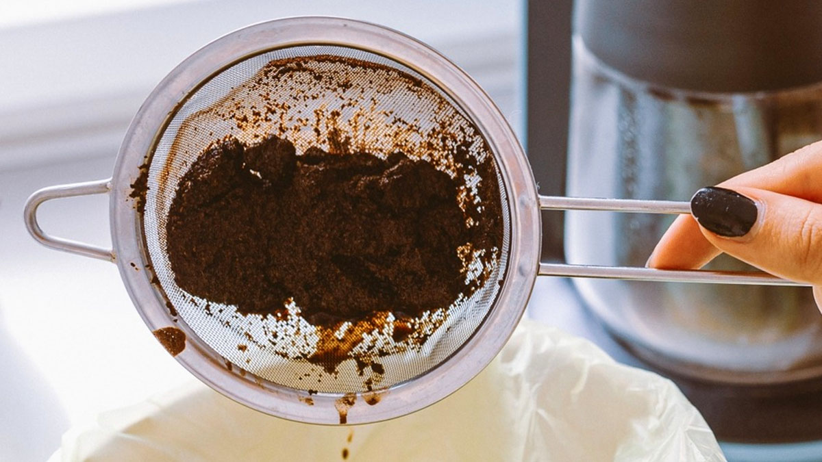 Vinaigre et marc de café : l’astuce de nettoyage méconnue qui fait des merveilles !