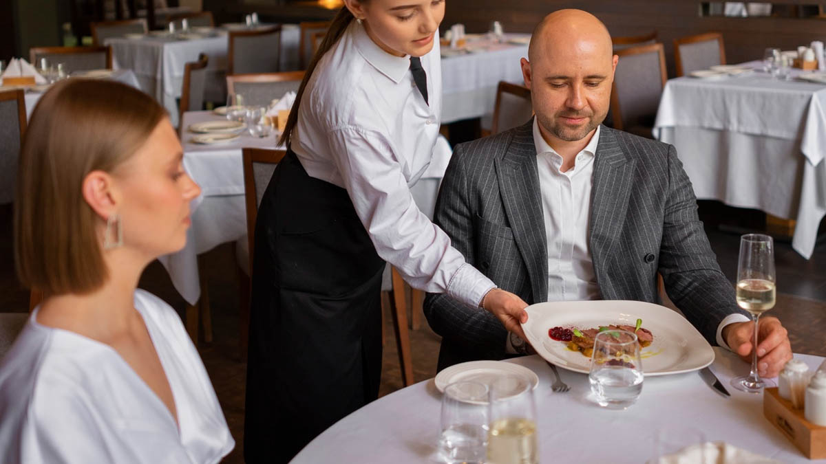 Aider un serveur à débarrasser : que dit ce geste sur vous ? Les psychologues répondent