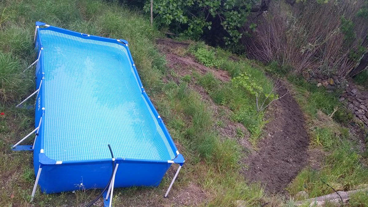Alors qu’ils étaient en week-end, des cambrioleurs s’introduisent chez eux et repartent… avec la piscine !