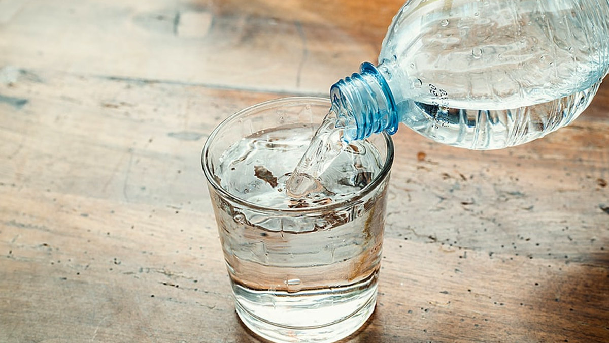 Attention : cette eau en bouteille très prisée en France serait contaminée à l’arsenic