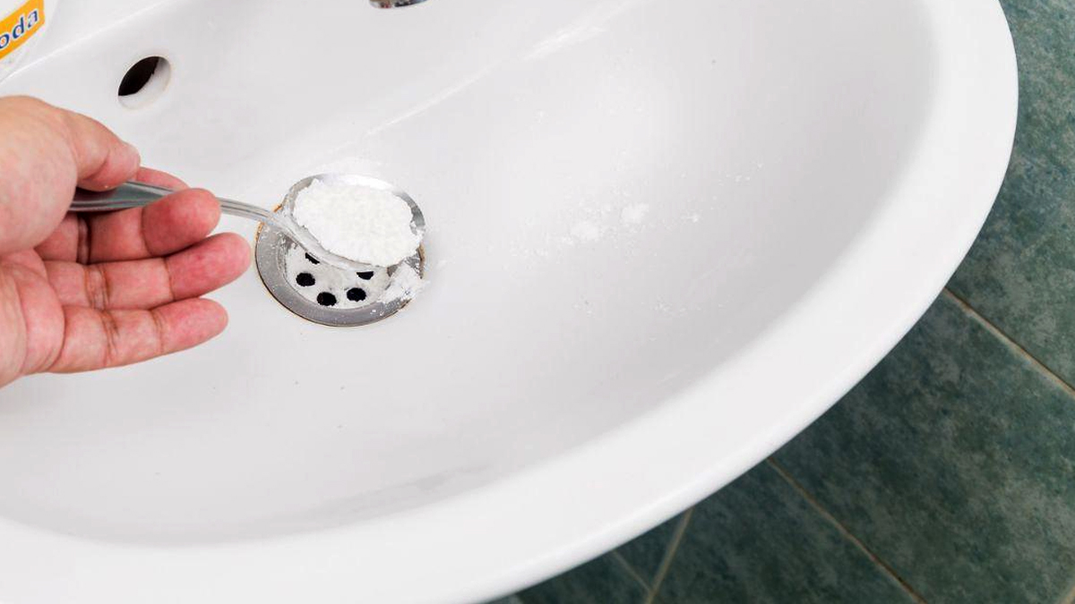 Canalisations bouchées : la méthode naturelle d’un plombier, plus efficace que le vinaigre et le bicarbonate