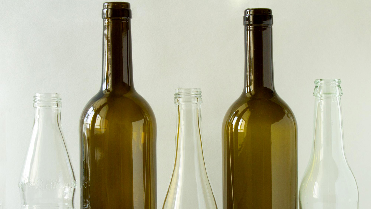 C’est officiel : les bouteilles en verre contiennent bien plus de microplastiques que celles en plastique