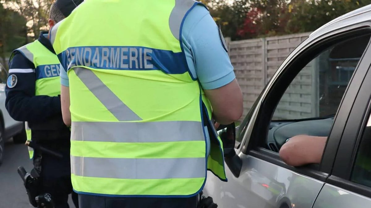 Cette nouvelle étiquette est désormais obligatoire pour les automobilistes, sous peine d’une lourde amende