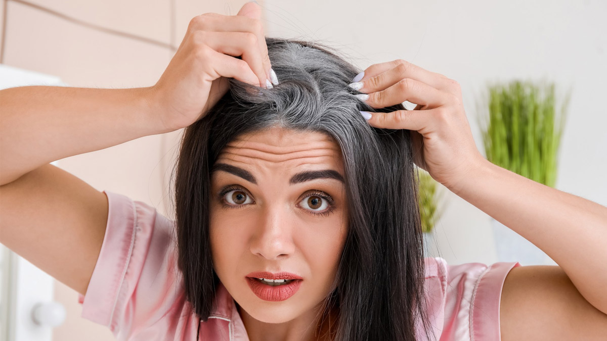 Cheveux gris : l’astuce du glaçon que les coiffeurs ne vous diront jamais