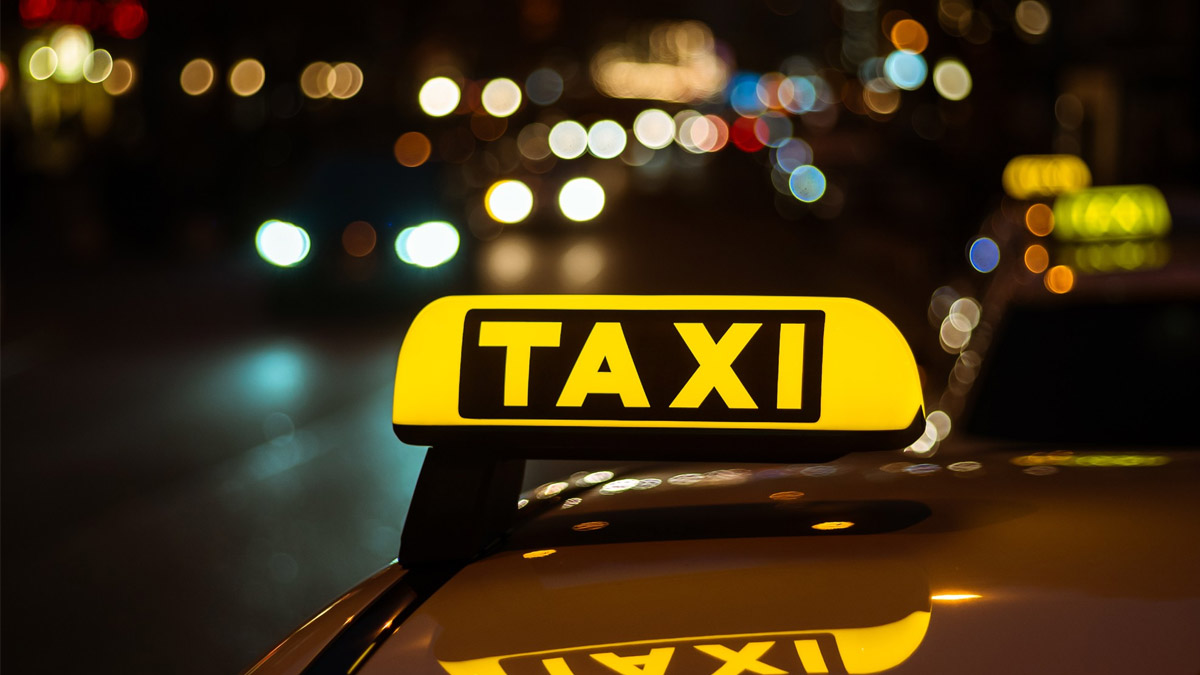 Coup de théâtre : un chauffeur de taxi retrouve un sac à 100 000 € et se voit offrir un voyage à Dubaï