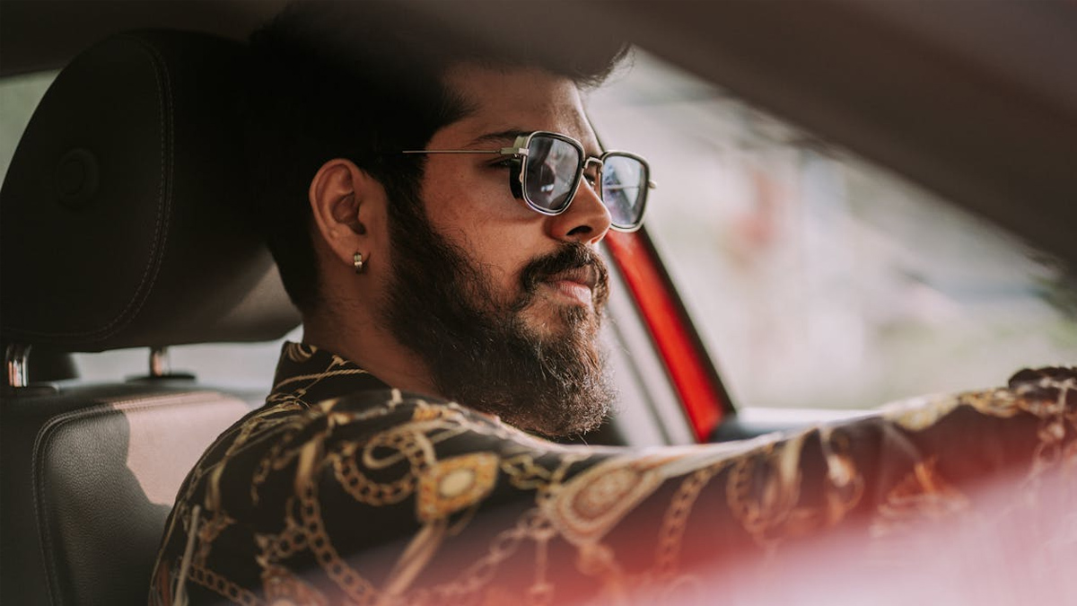 En vacances en Espagne ? Méfiez-vous de ces lunettes de soleil interdites au volant : 200 € d’amende à la clé !