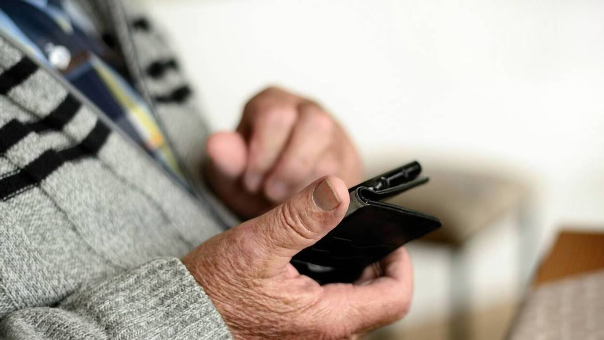 Faux conseiller bancaire : un retraité victime retourne la situation et fait arrêter l’arnaqueur