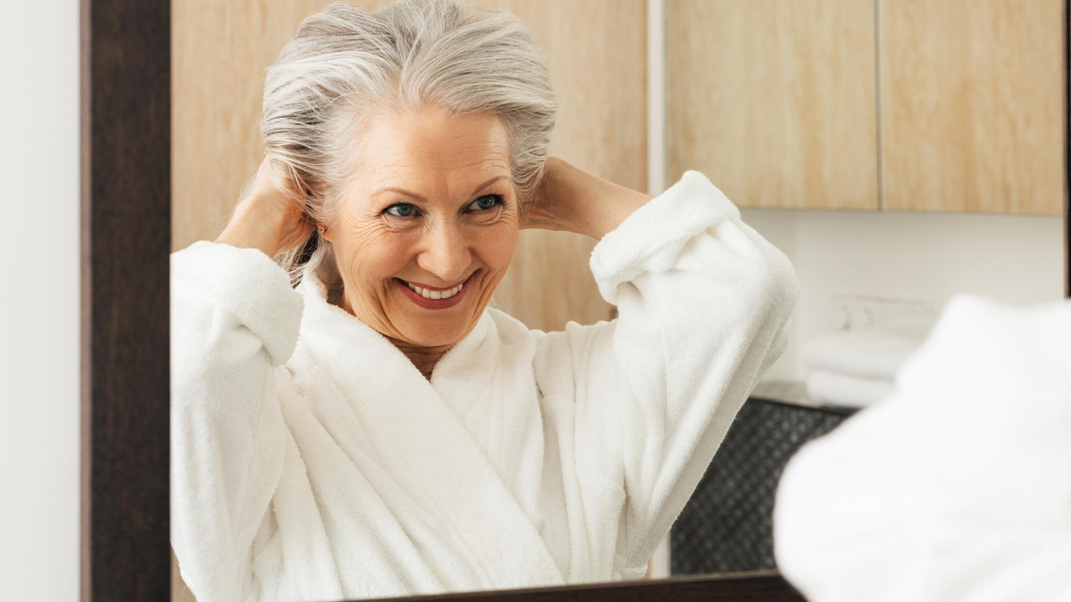 Découvrez le secret pour masquer les cheveux gris et rafraîchir votre style en un instant