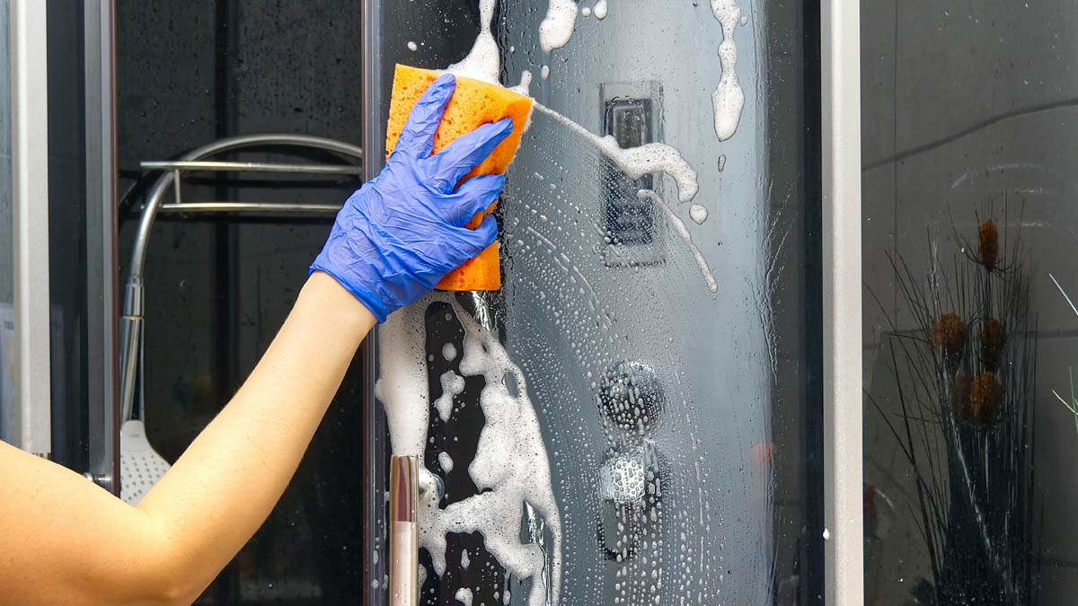 L’astuce utilisée dans les hôtels pour des parois de douche impeccables et sans traces