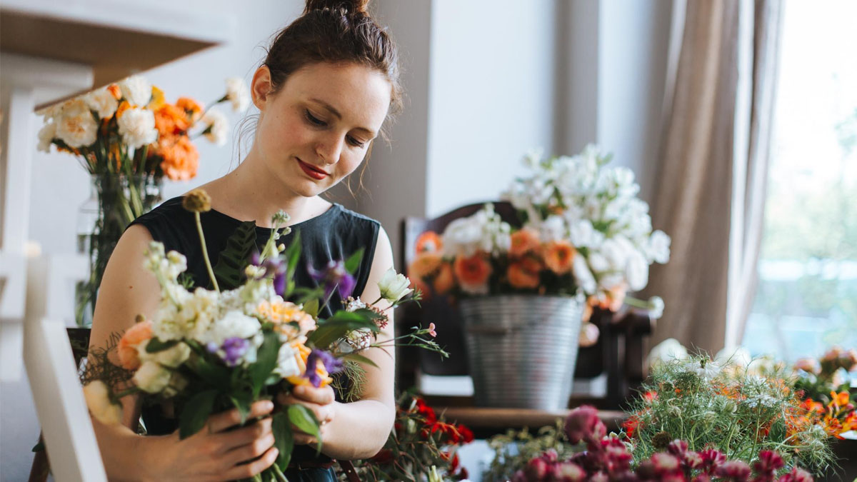 Le secret des fleuristes dévoilé : le geste magique pour prolonger la vie de vos fleurs coupées
