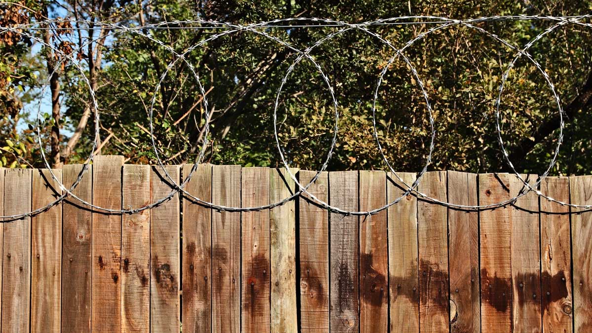 Mon voisin a installé une clôture hideuse : la justice peut-elle intervenir ?
