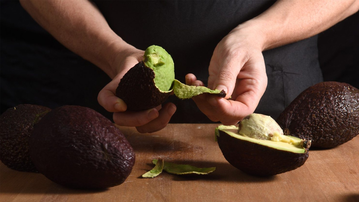 Ne jetez plus vos peaux d’avocat, elles cachent trois trésors insoupçonnés !