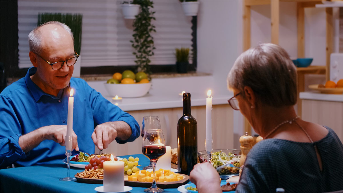 Ni 19 h ni 21 h : voici le meilleur moment pour dîner après 65 ans, selon les experts