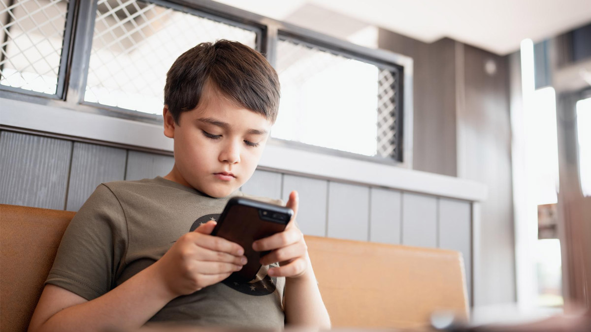 Ni à 12 ans ni à 15 ans : les experts révèlent l’âge idéal pour offrir un smartphone à son enfant