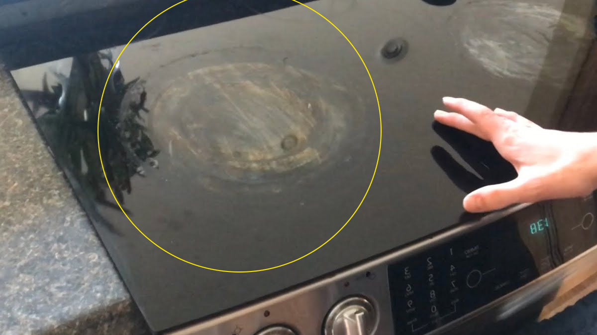 Ni dentifrice ni citron : la méthode facile pour en finir avec les rayures sur la plaque de cuisson