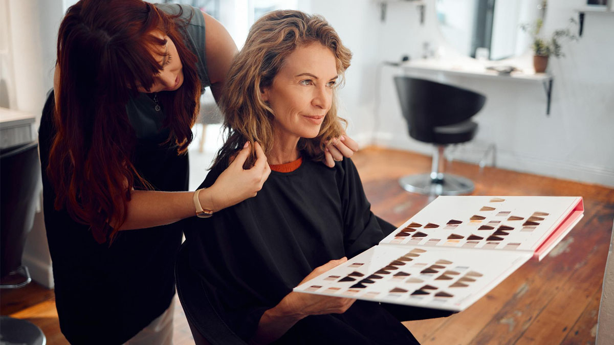 « Ni gris ni blond : j’ai essayé cette couleur de cheveux et on m’a cru dix ans plus jeune »