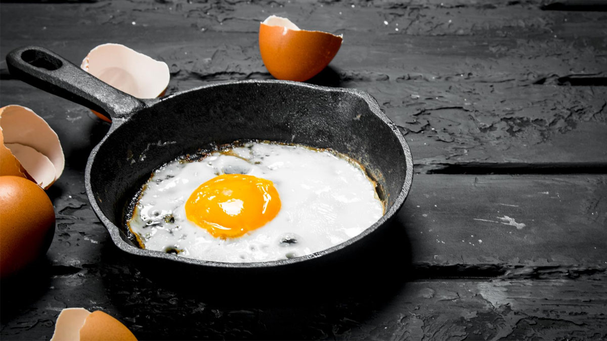 Ni huile ni eau : le truc simple pour que les œufs ne collent plus jamais à votre poêle