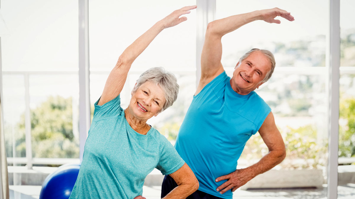 Ni poids ni pompes : découvrez l’exercice de renforcement parfait pour les seniors de plus de 60 ans