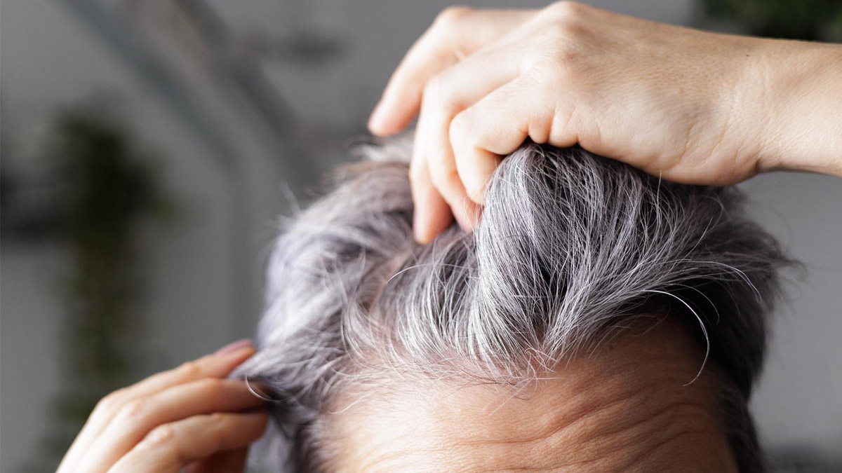 Ni romarin ni laurier : découvrez la plante qui camoufle les cheveux gris et les renforce instantanément