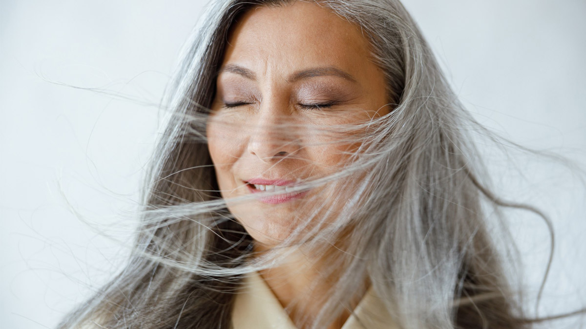 Ni romarin, ni laurier : la plante miraculeuse pour camoufler les cheveux blancs dès la première application, mais qui divise les avis