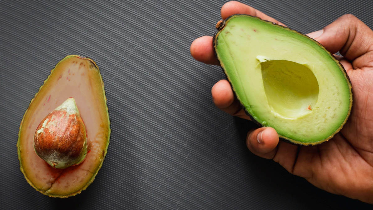 Ni Tupperware ni film plastique : comment empêcher un avocat coupé de brunir ?