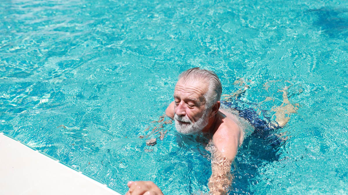 Oubliez les sauts et acrobaties : voici l’entraînement aquatique idéal pour renforcer force et équilibre chez les seniors
