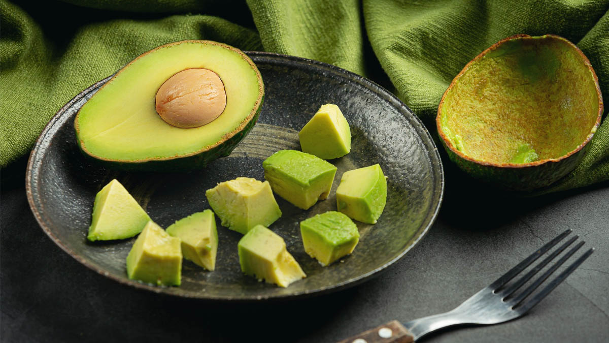 Plus besoin d’attendre 3 jours : cette méthode vous garantit un avocat mûr dès ce soir